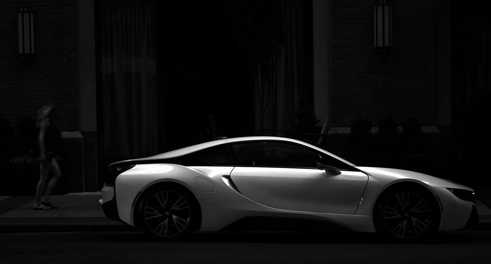 Coupé grigio antracite parcheggiata su un lungomare lavico